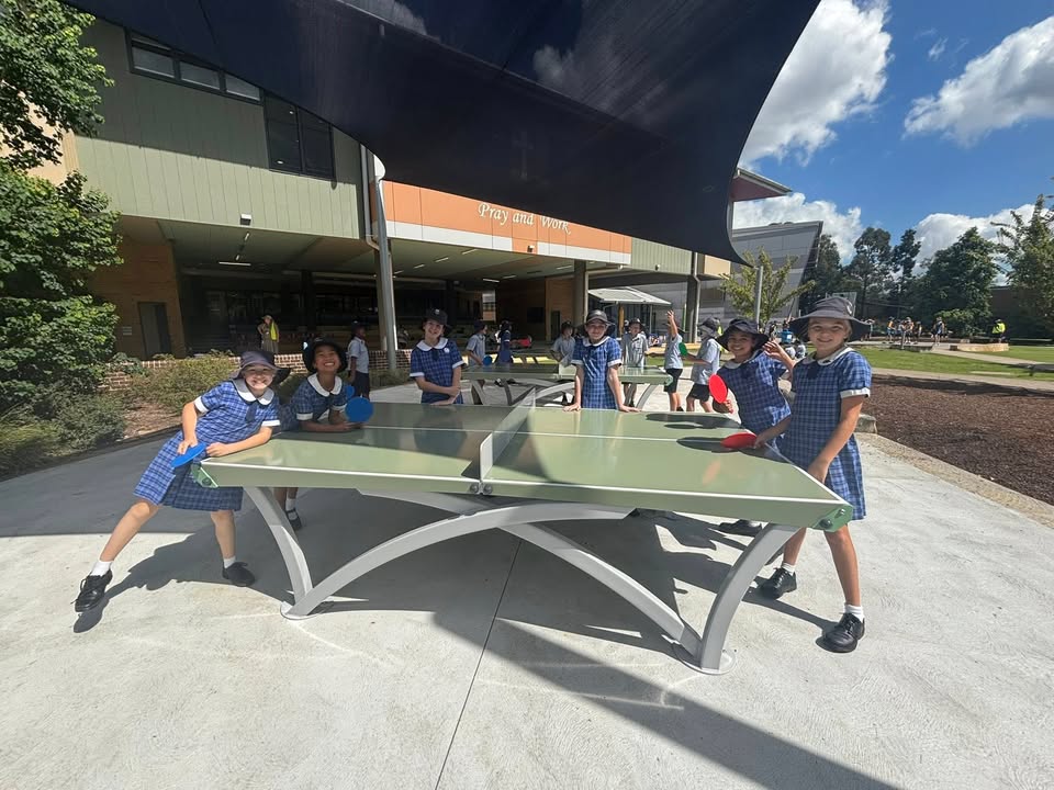 932332665570567_1474576604679501-1